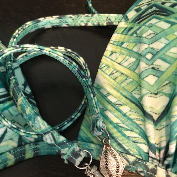 H & M Hawaiian bikini top. - Picture 3 of 4